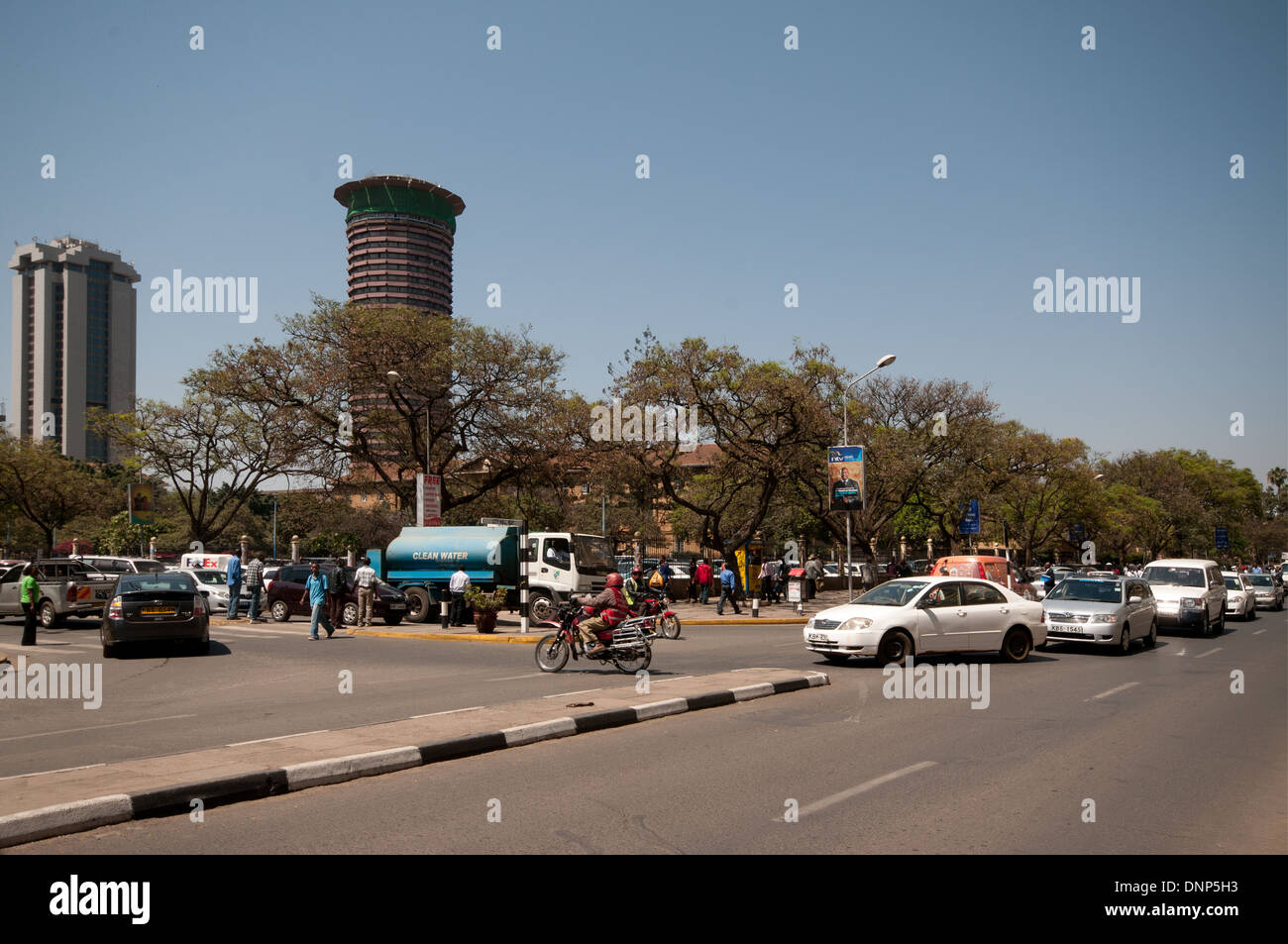En ce qui concerne la circulation de l'Hôtel de Ville Chemin dans Taifa Road Nairobi Kenya avec Kenyatta Conference Centre tower Banque D'Images