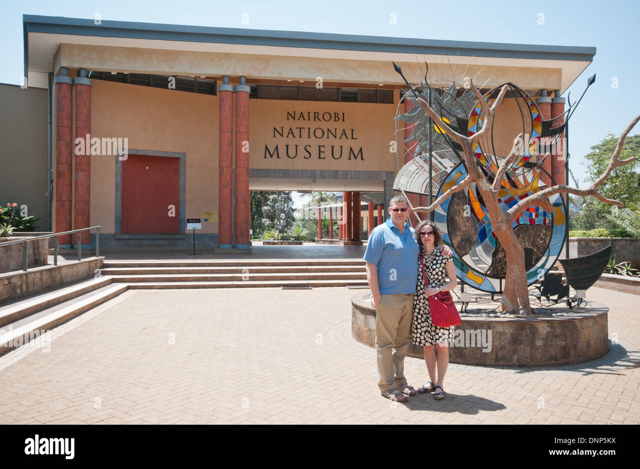 White Caucasian couple à l'entrée du Musée National de Nairobi Kenya Banque D'Images