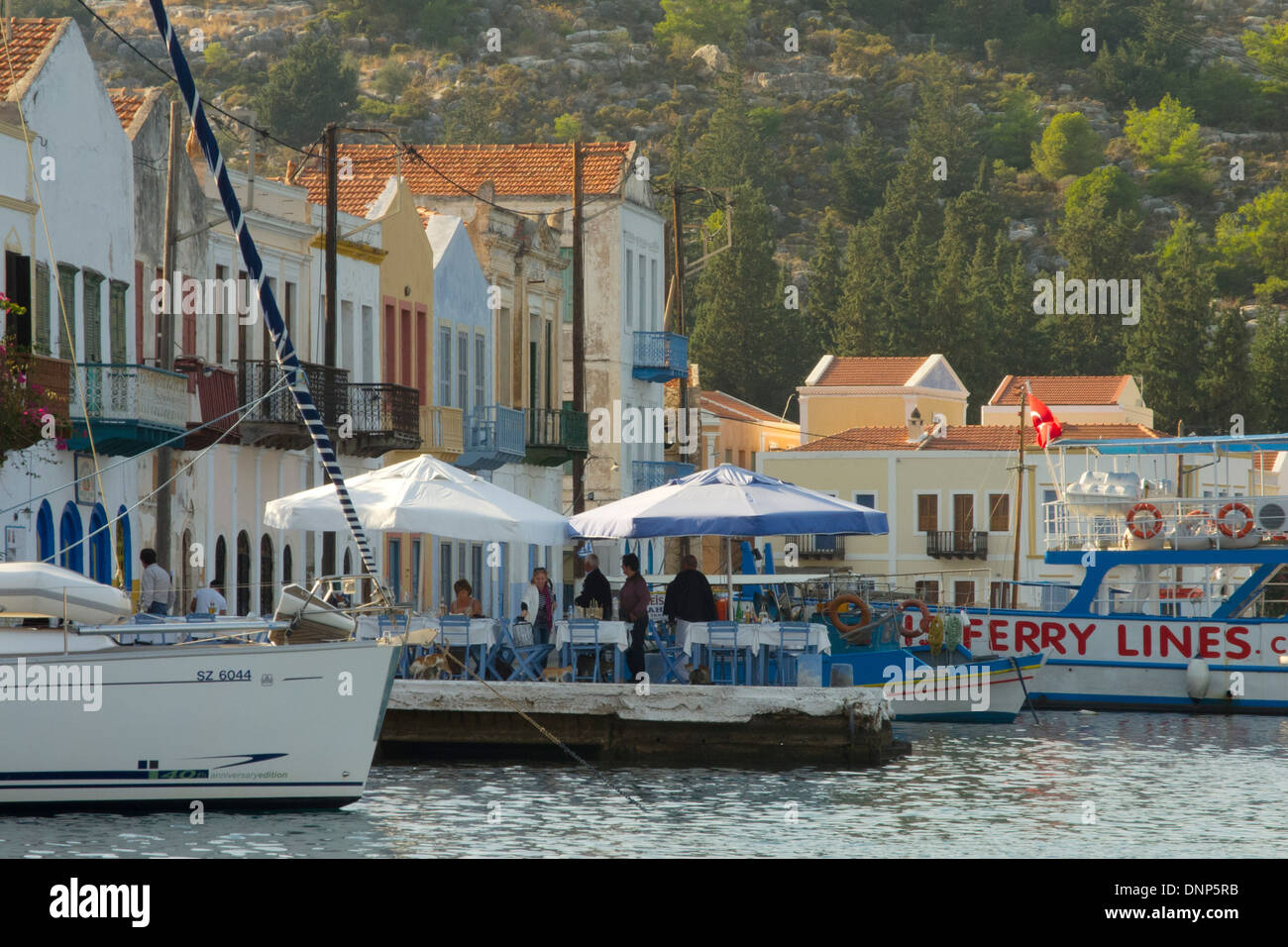 Spanien, Kastellorizo, Yachtanleger mit Taverne Lazarakis Banque D'Images
