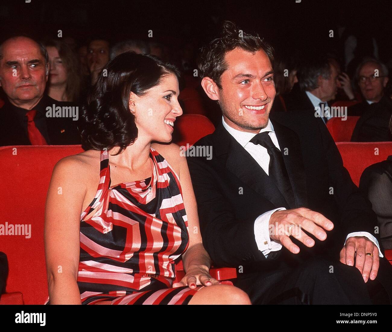 L'acteur Jude Law et sa femme Sadie Frost voir le film "ennemi aux portes' au cours de la Berlinale. Banque D'Images
