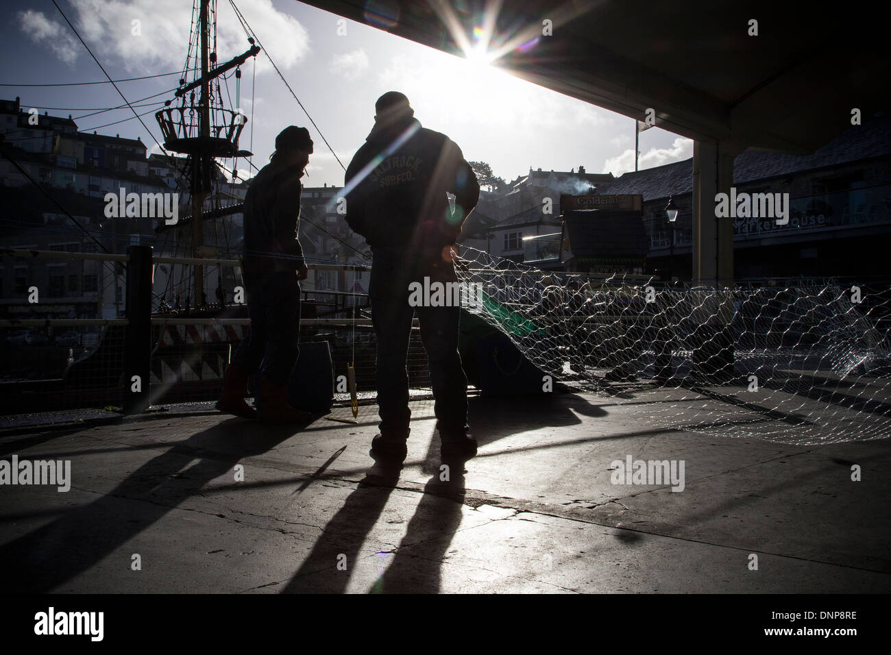 La réparation de filets à brixham, flotte de chalutiers,brixham harbour,le bord,pêche, mains, net, nautique, des pièges, des cordes, des câblages, homme, Banque D'Images