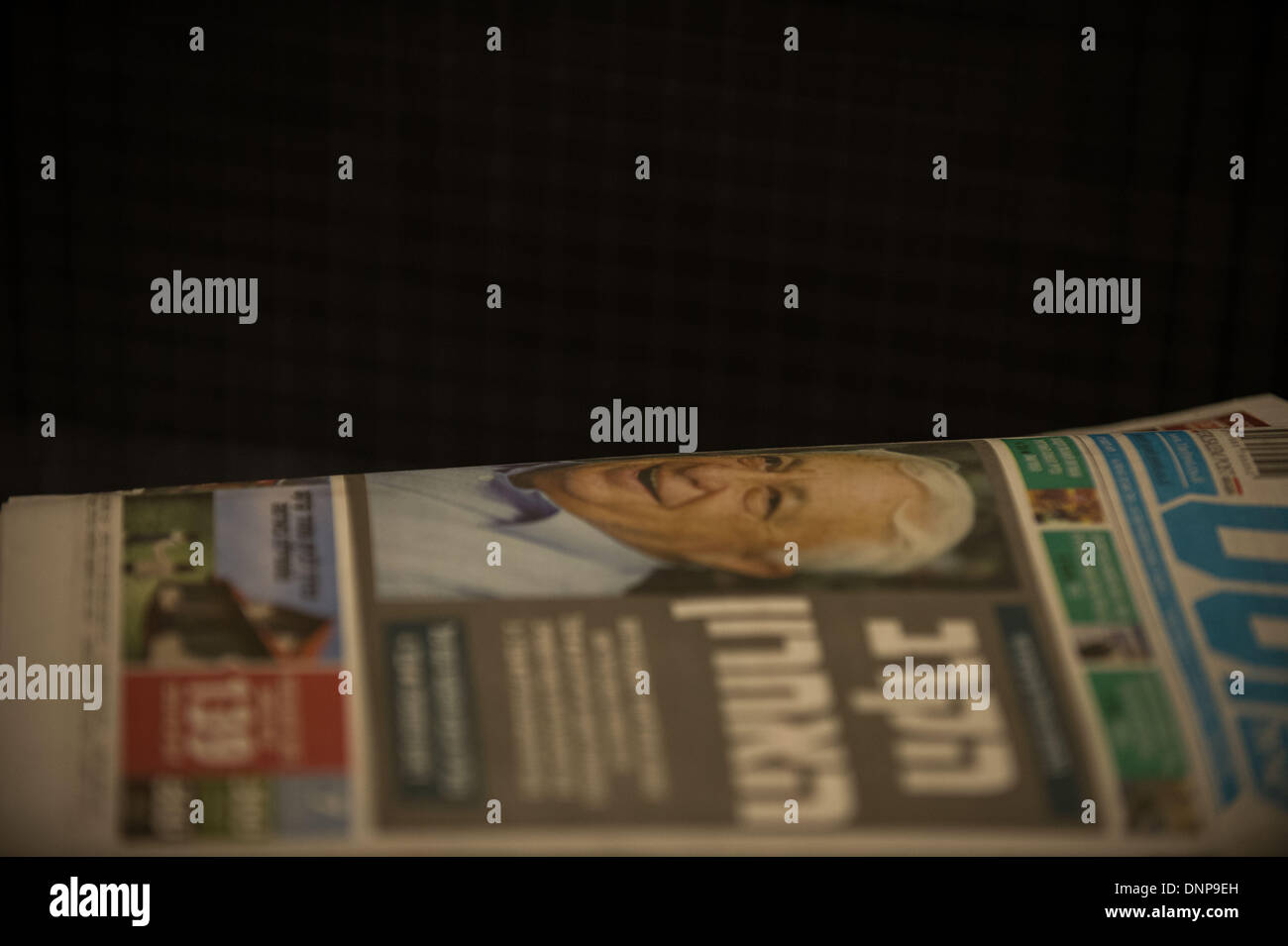 Tel Aviv, Israël. 3 janvier, 2014. Un morceau de journal avec des rapports de l'ancien Premier Ministre israélien, Ariel Sharon, son état de santé est perçu sur un siège au Centre médical Sheba à Tel Hashomer, où Ariel Sharon est hospitalisé, près de Tel Aviv, Israël, le 2 janvier 2014. L'ancien Premier Ministre israélien, Ariel Sharon, son état de santé s'est détériorée avec le sang infection touchant ses organes vitaux, a déclaré que l'hôpital où il est hospitalisé le vendredi. © Li Rui/Xinhua/Alamy Live News Banque D'Images