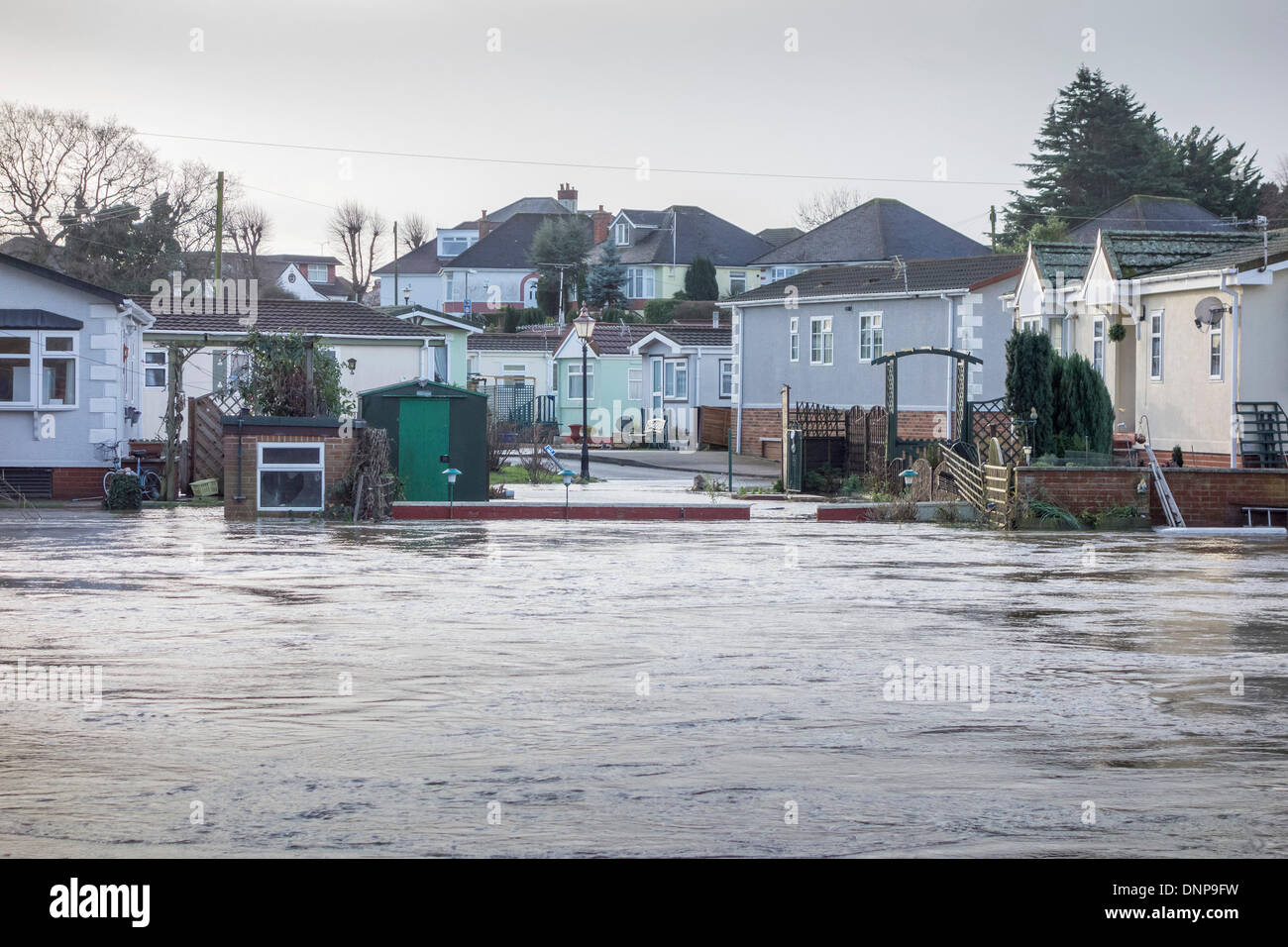 Inondation au pont d'Iford Home Park, Christchurch, touchées par la hausse des niveaux de la rivière Stour, Dorset, England, UK. Banque D'Images