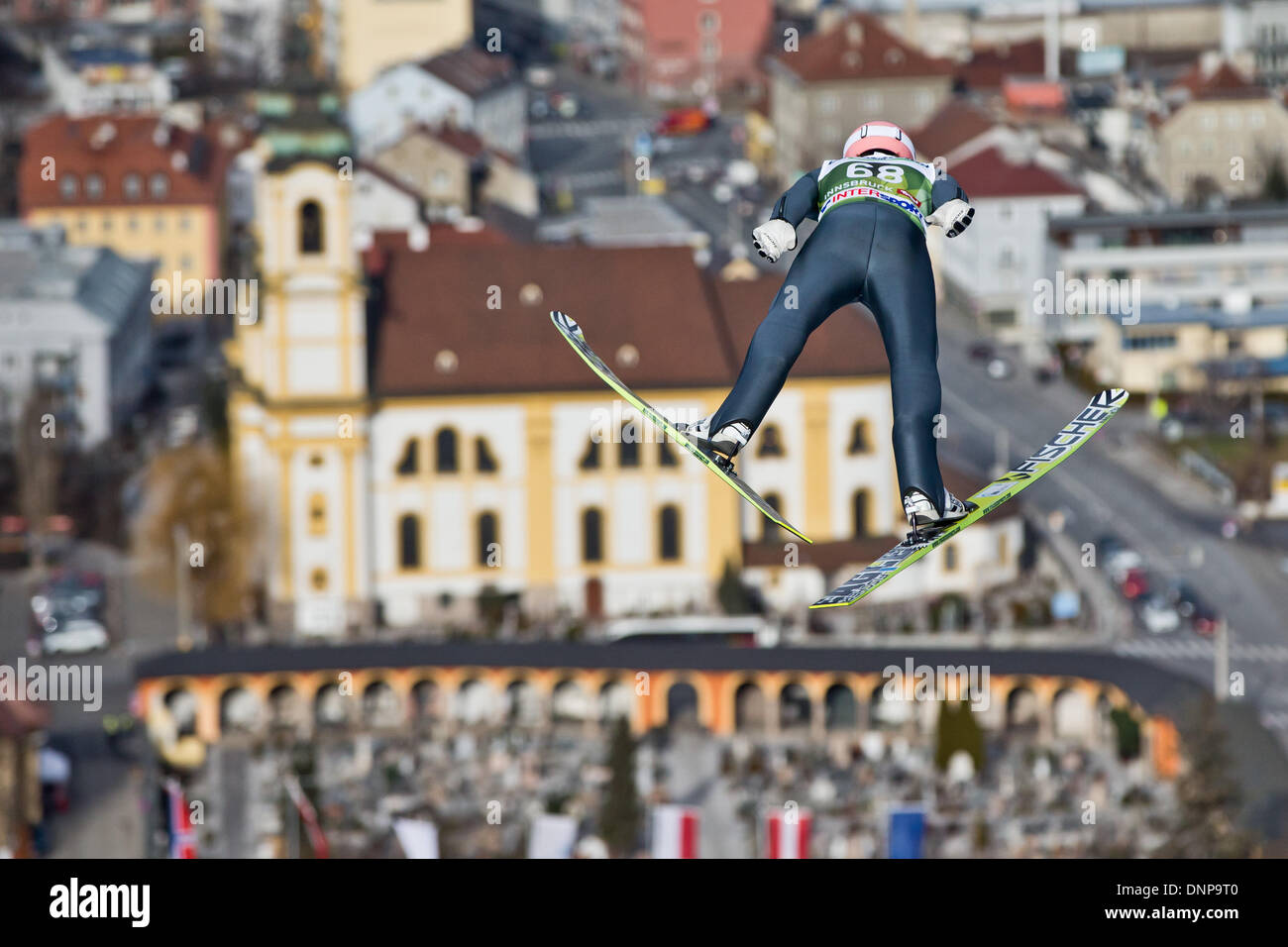 Innsbruck, Autriche. 06Th Jan, 2014. Severin Freund de l'Allemagne s'élance à travers l'air en face de l'église 'Wiltener Basilique' à la troisième étape des quatre Hills ski compétition de sauts à Innsbruck, Autriche, 03 janvier 2014. Photo : DANIEL KARMANN/dpa/Alamy Live News Banque D'Images