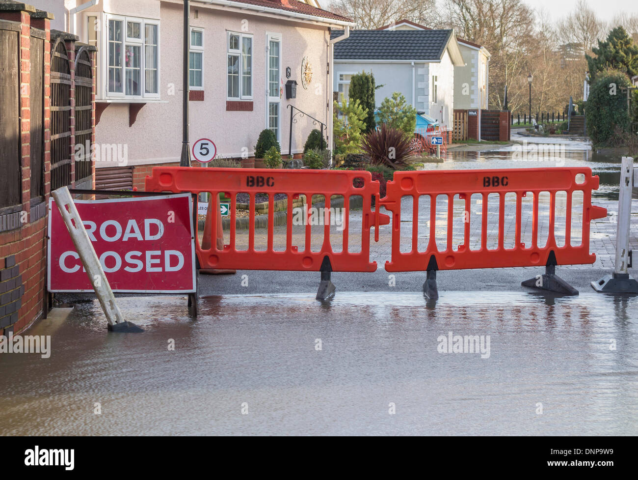 Inondation au pont d'Iford Home Park, Christchurch, touchées par la hausse des niveaux de la rivière Stour, Dorset, England, UK. Banque D'Images