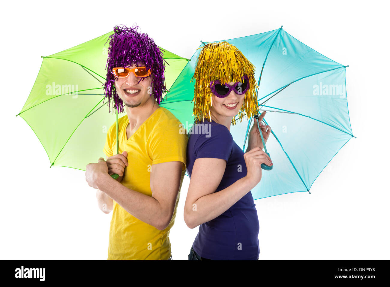 Couple à la mode avec des lunettes, des perruques et des parasols Banque D'Images