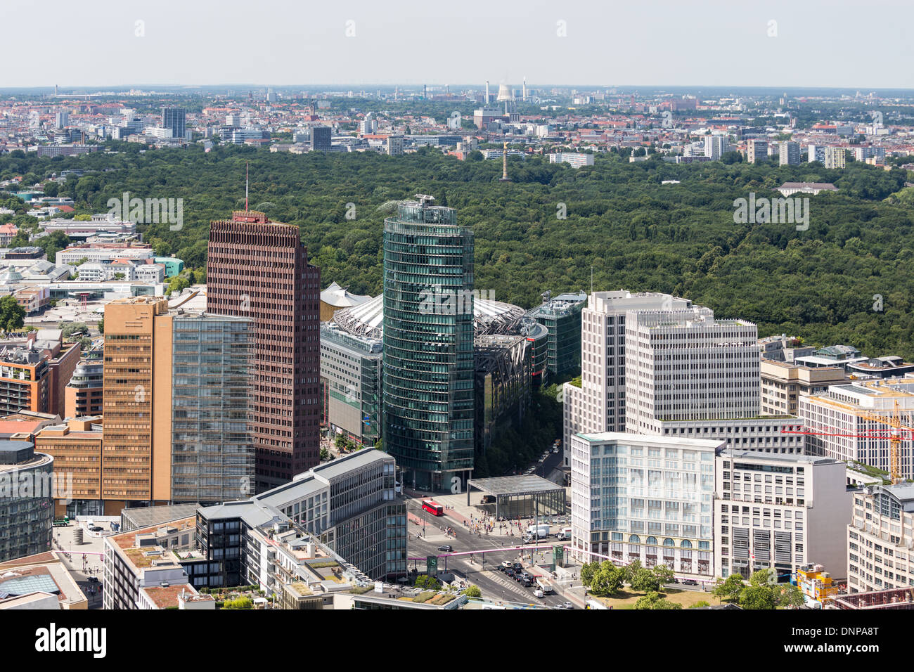 Vue aérienne de Berlin avec la Potsdamer Platz et du parc Tiergarten public Banque D'Images