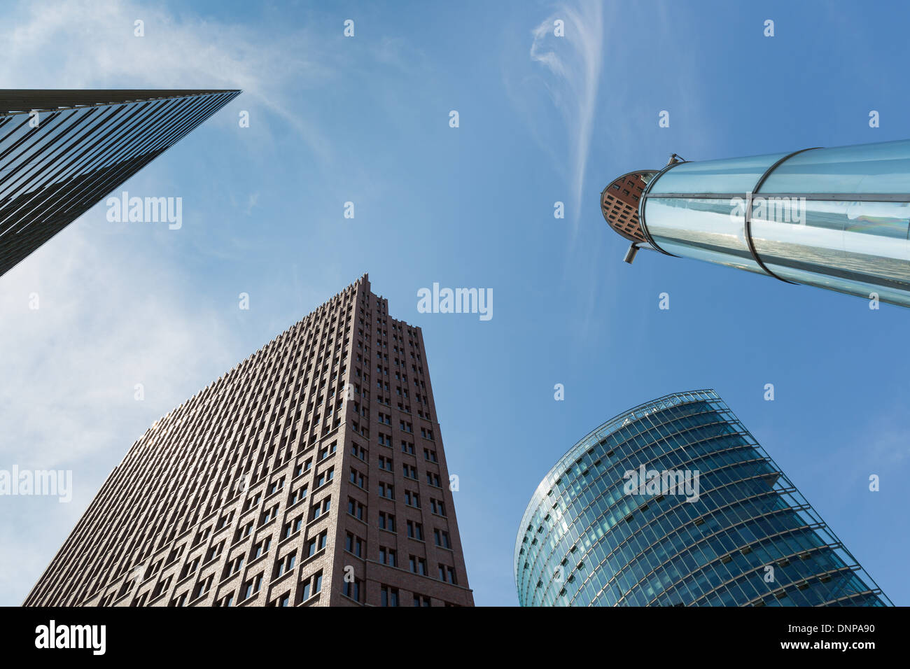 Vue vers le haut des gratte-ciel modernes près de la Potsdamer Platz à Berlin Banque D'Images