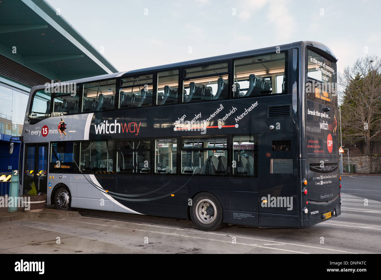 Volvo Wright 'Gemini' façon sorcière de longue date sur les bus Le bus X43, qui s'étend entre Manchester et Nelson, England, UK Banque D'Images