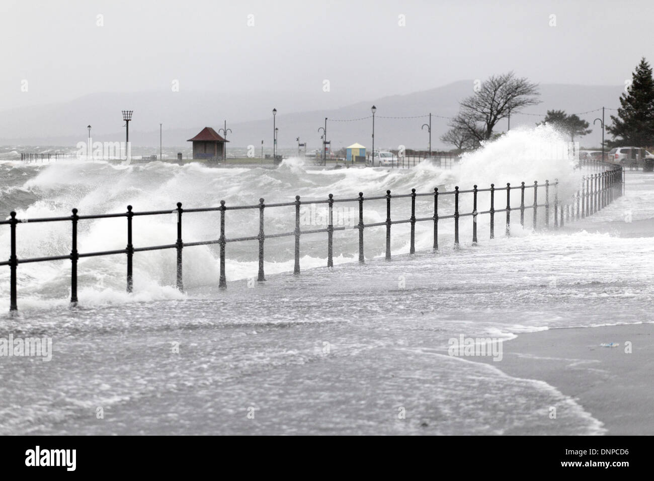 Largs, North Ayrshire, Écosse, Royaume-Uni, vendredi 3 janvier 2014. Gale force vents avec des rafales jusqu'à 70 km/h combiné à une marée de printemps pour causer une marée sur le Firth de Clyde sur la côte ouest de l'Écosse continentale comme montré ici sur la Promenade à côté de Greenock Road Banque D'Images