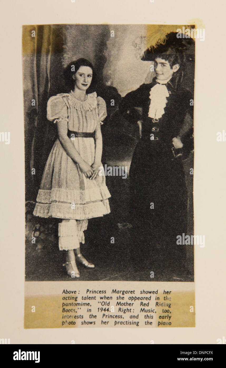 Collection de boutures à propos de la princesse Elizabeth et la Princesse Margaret dans la vieille mère jouer Red Riding Boots, 1944 Banque D'Images