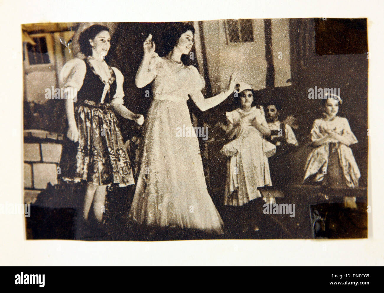 Recueillir des photographie de la princesse Elizabeth (milieu) et de la princesse Margaret (à gauche) dans la pièce de vieille mère Red Riding Boots, 1944 Banque D'Images