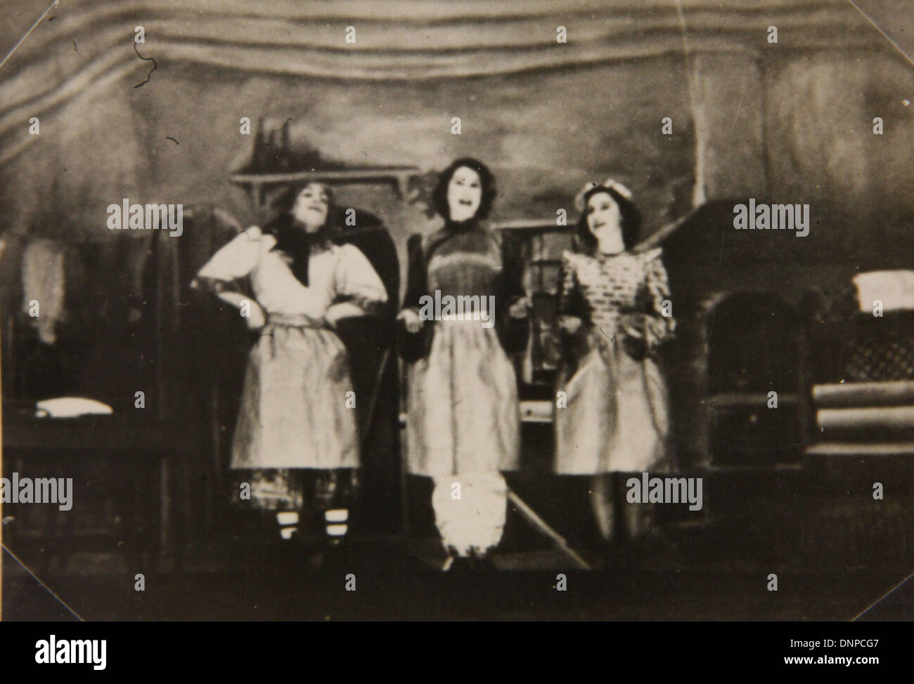 Recueillir des photographie de la princesse Margaret (à droite) et de la princesse Elizabeth (centre) dans le jeu Aladdin, 1943 Banque D'Images