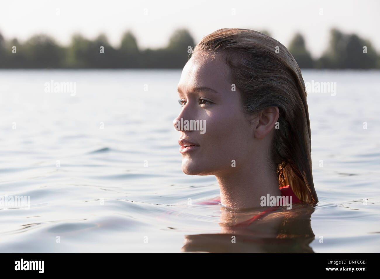 Pays-bas, Gueldre, de Rijkerswoerdse Plassen, Woman relaxing in lake, Profile Banque D'Images