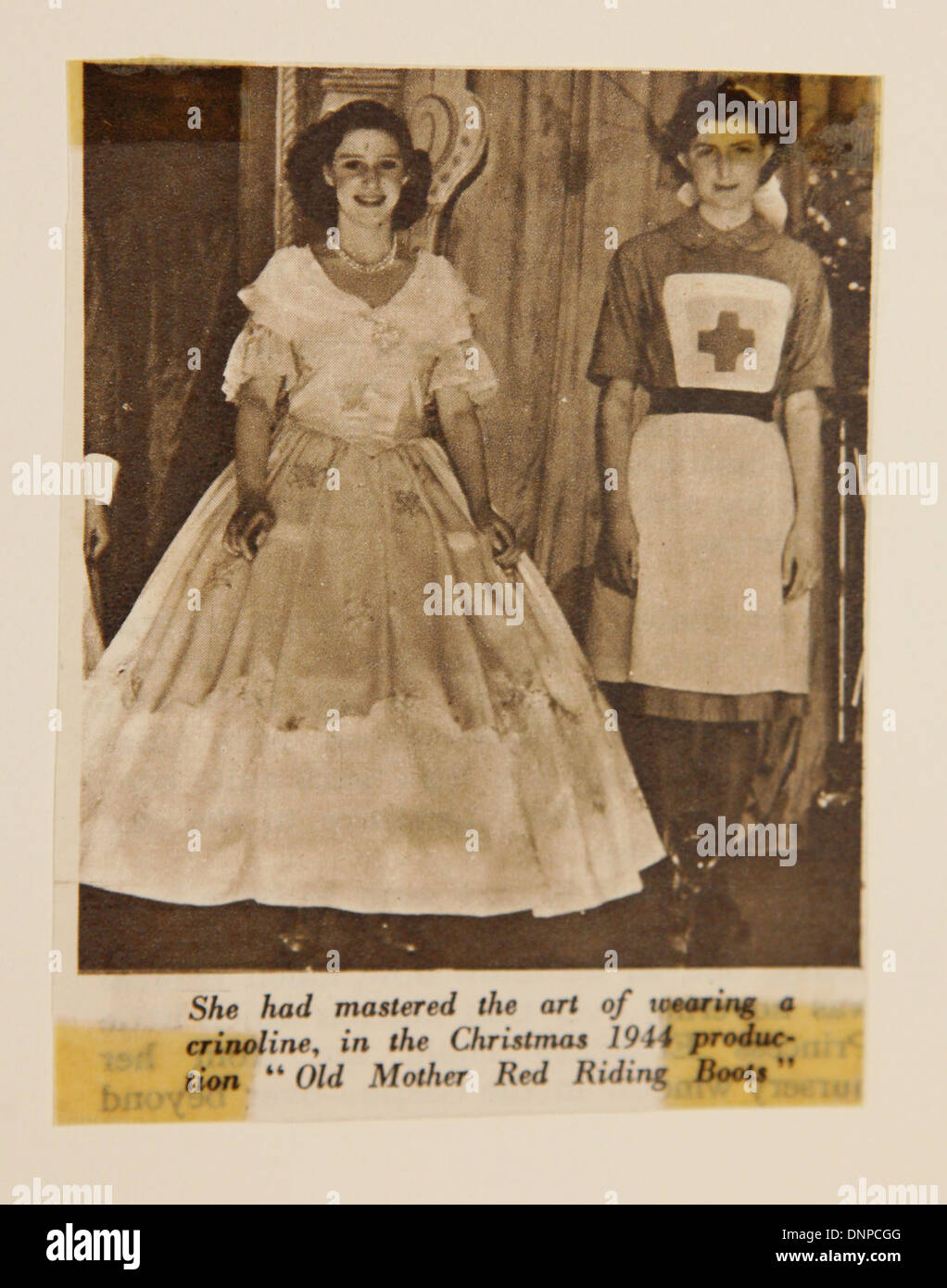 Collection de boutures à propos de la princesse Elizabeth et la Princesse Margaret dans la vieille mère jouer Red Riding Boots, 1944 Banque D'Images