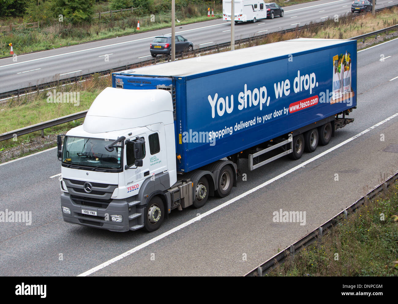Camion Tesco offrant un chargement sur l'autoroute Banque D'Images