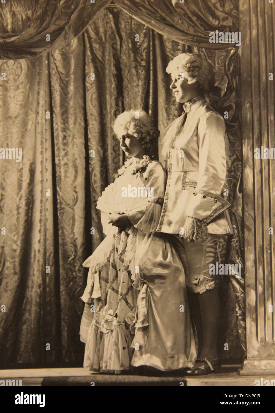 Une photographie de la princesse Margaret (à gauche) et de la princesse Elizabeth (à droite) dans le jeu Aladdin, 1943 Banque D'Images