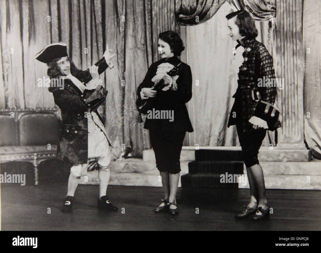 Recueillir des photographie de la princesse Elizabeth (centre) dans la pièce de Cendrillon, 1941 Banque D'Images