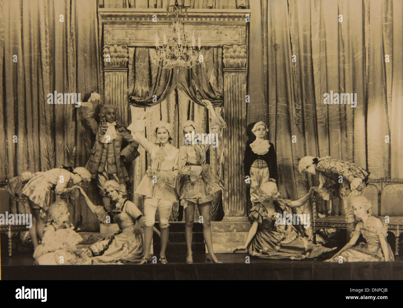 Recueillir des photographie de la princesse Elizabeth (centre gauche) dans la pièce de Cendrillon, 1941 Banque D'Images