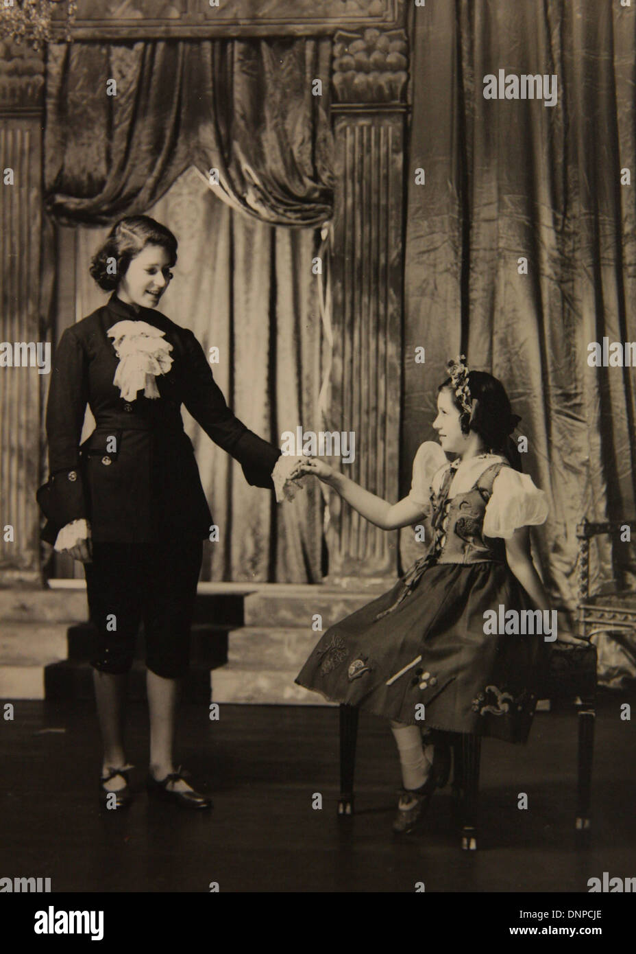 Recueillir des photographie de la princesse Margaret (à droite) et de la princesse Elizabeth (à gauche) dans la pièce de Cendrillon, 1941 Banque D'Images