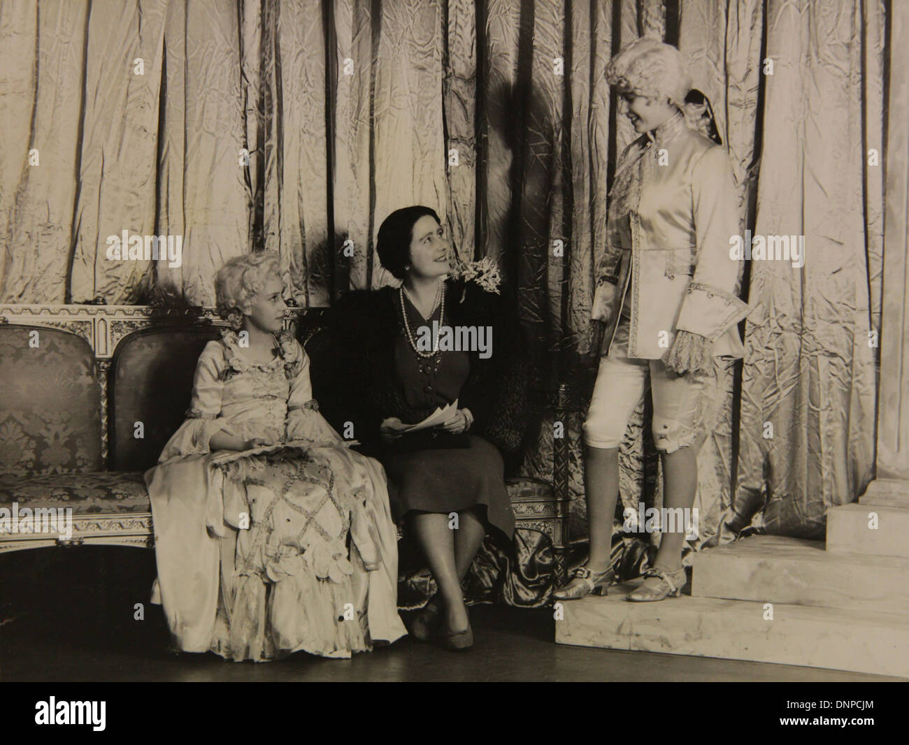 Recueillir des photographie de la princesse Margaret (à gauche) & Princess Elizabeth (à droite) rencontre la Reine mère pendant les répétitions 1941 Banque D'Images