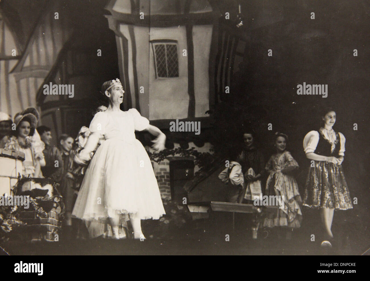 Recueillir photographie la princesse Margaret (à droite) dans la pièce de vieille mère Red Riding Boots, 1944 Banque D'Images