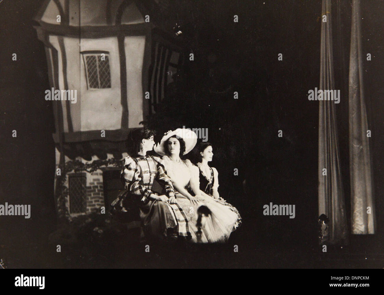 Recueillir des photographie de la princesse Elizabeth (milieu) et de la princesse Margaret (à droite) dans la pièce de vieille mère Red Riding Boots, 1944 Banque D'Images