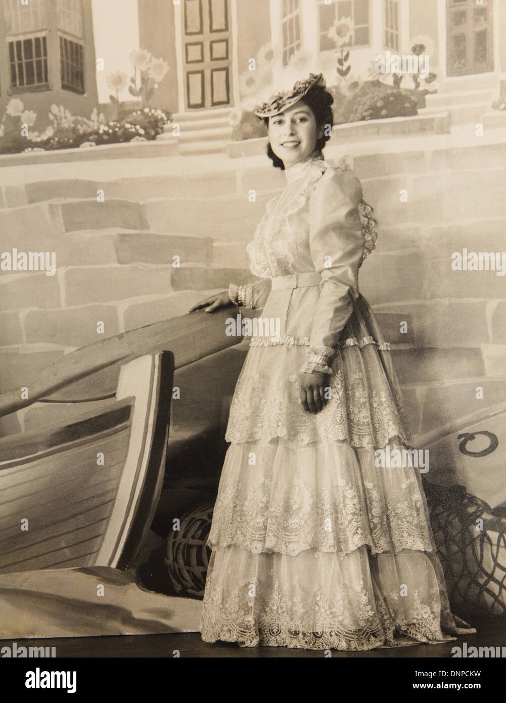 Recueillir des photographie de la princesse Elizabeth dans la jouer vieille mère Red Riding Boots, 1944 Banque D'Images