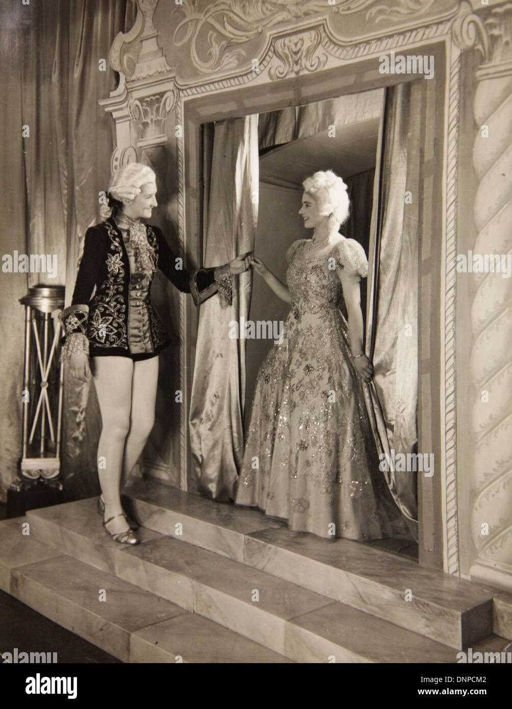 Recueillir des photographie de la princesse Margaret (à droite) dans la pièce de vieille mère Red Riding Boots, 1944 Banque D'Images