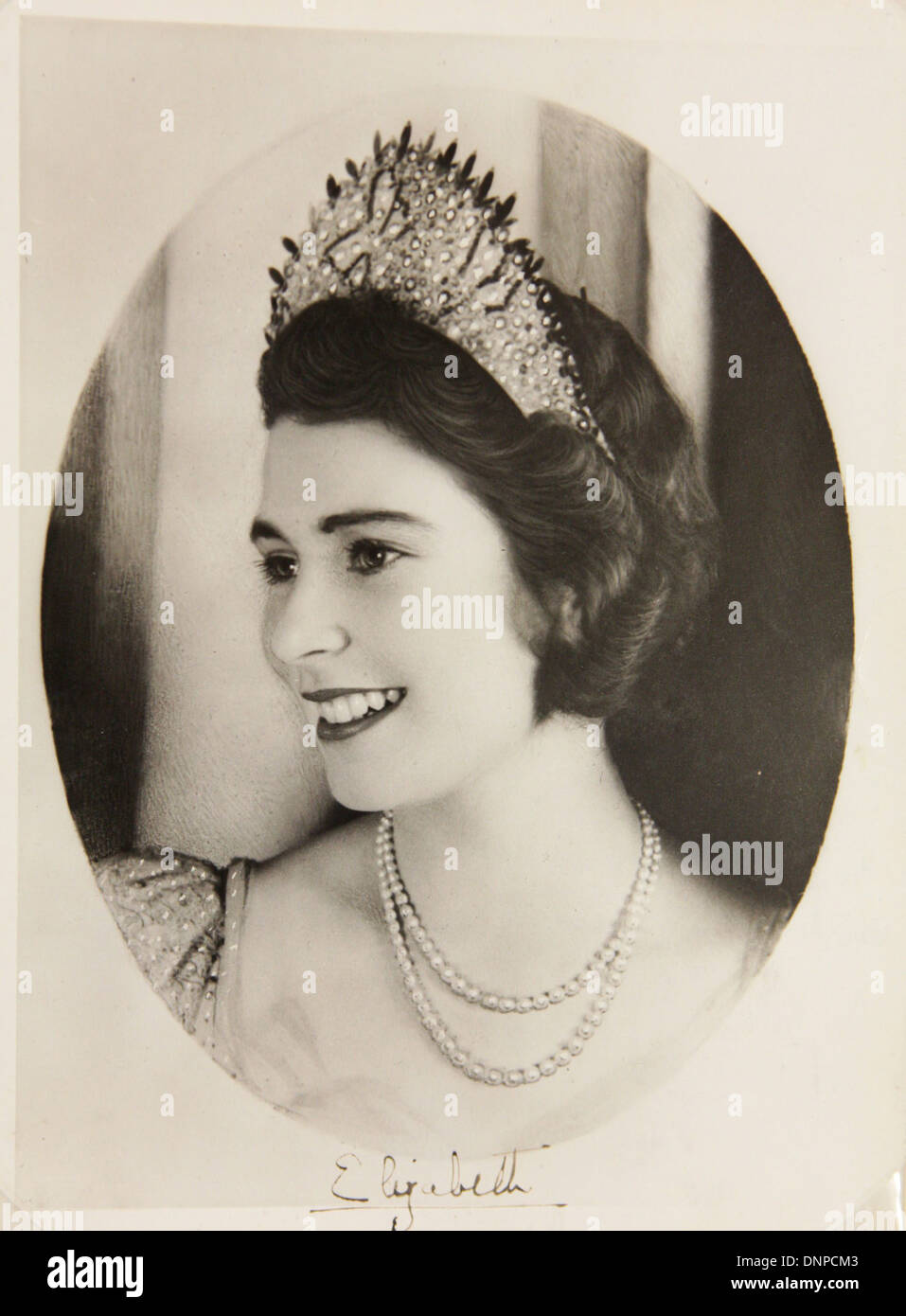 Recueillir signé photographie de la princesse Elizabeth dans la jouer vieille mère Red Riding Boots, 1944 Banque D'Images