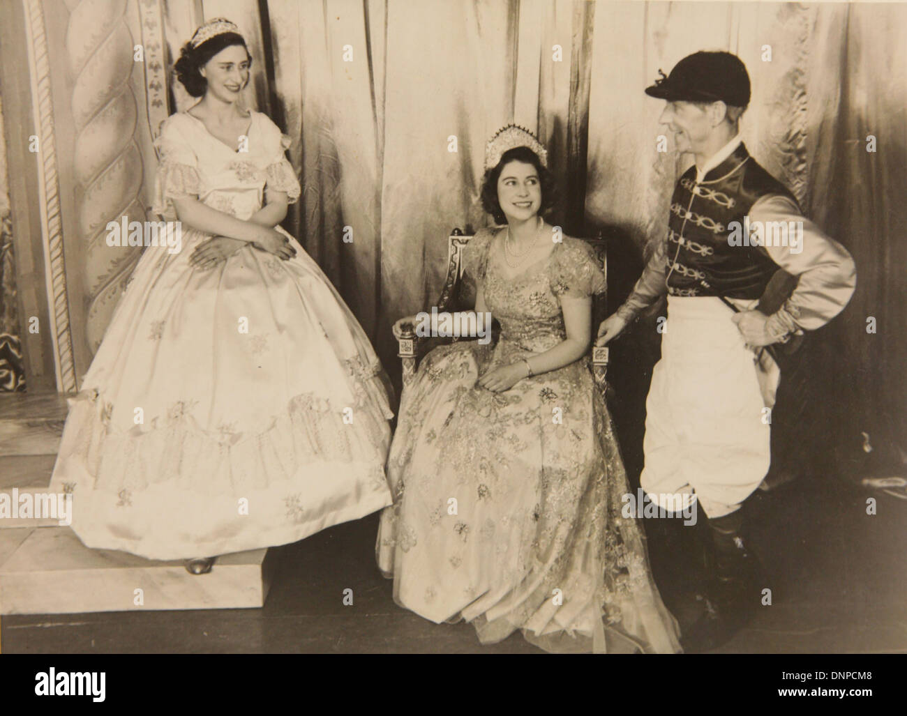 Recueillir des photographie de la princesse Elizabeth (à droite) et de la princesse Margaret (à gauche) dans la pièce de vieille mère Red Riding Boots, 1944 Banque D'Images