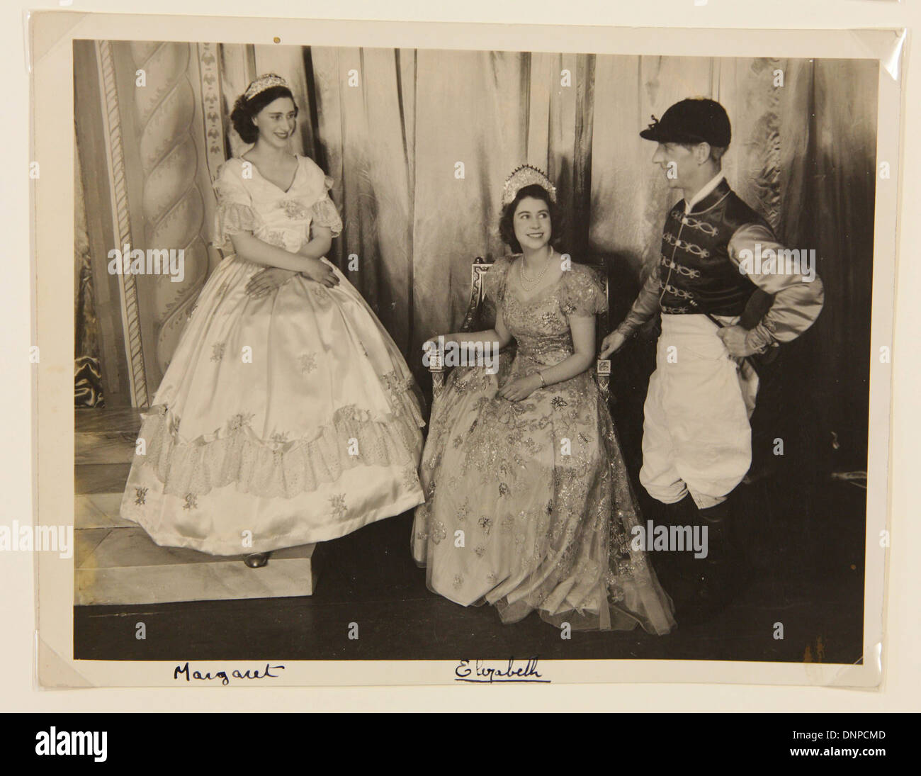 Recueillir signé photographie de la princesse Elizabeth (à droite) et de la princesse Margaret (à gauche) avec le directeur de l'école Hubert Tannar 1944 Banque D'Images