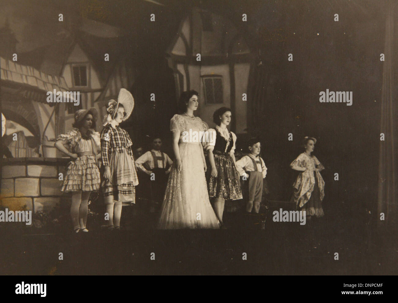 Recueillir des photographie de la princesse Elizabeth (milieu) et de la princesse Margaret (à droite) dans la pièce de vieille mère Red Riding Boots, 1944, Banque D'Images