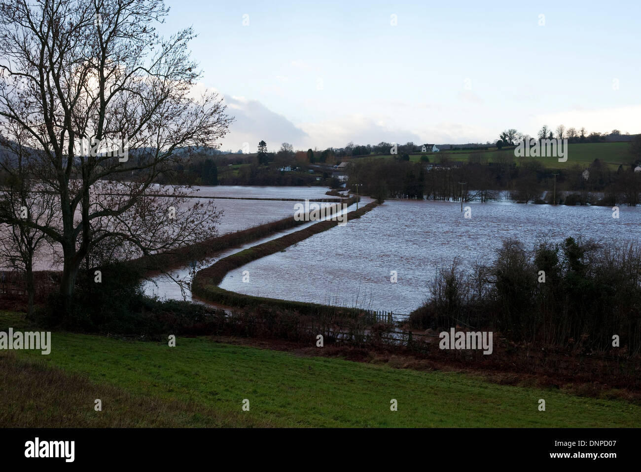 Les pluies d'hiver route inondée et les champs au milieu de Pays de Galles Banque D'Images