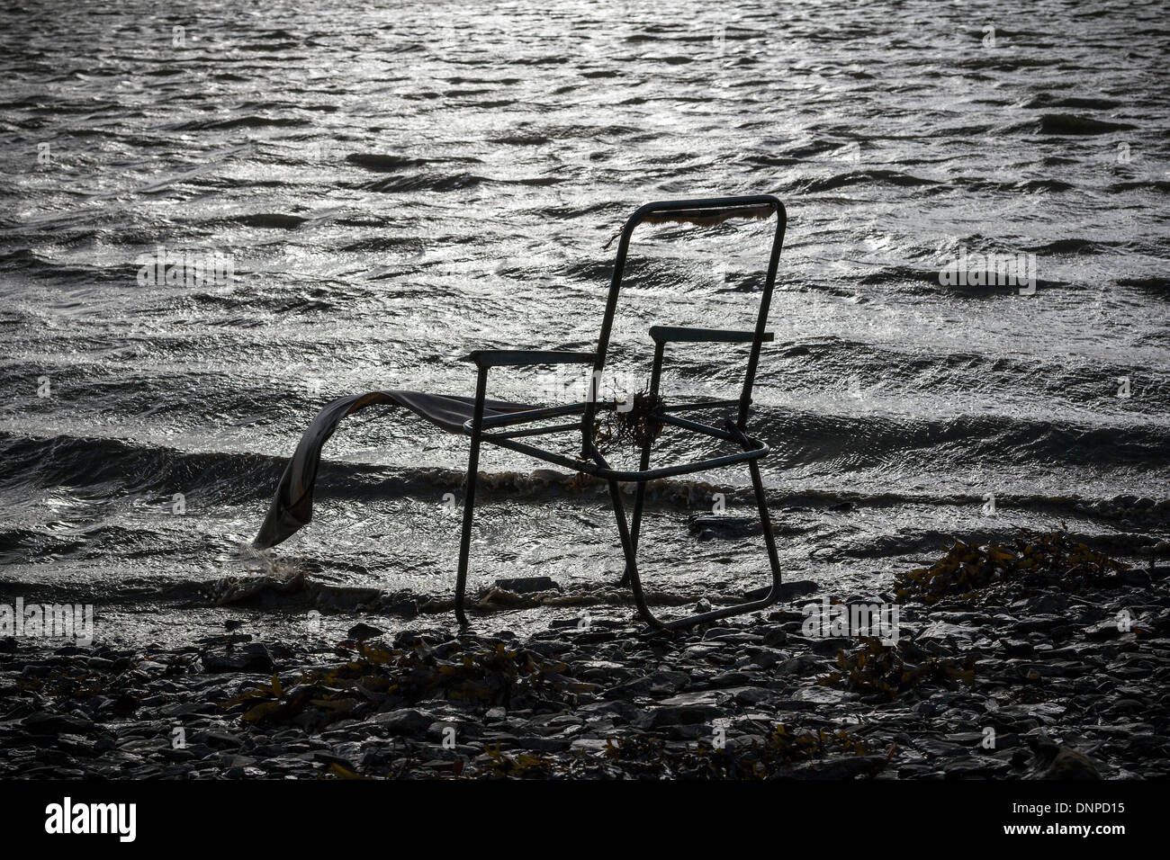 Chaise longue en aluminium à Stoke gabriel,rivière Dart, fauteuil, plage,  bleu, Bretagne, britanniques, président, littoral, zones côtières, pont,  deckcha Photo Stock - Alamy