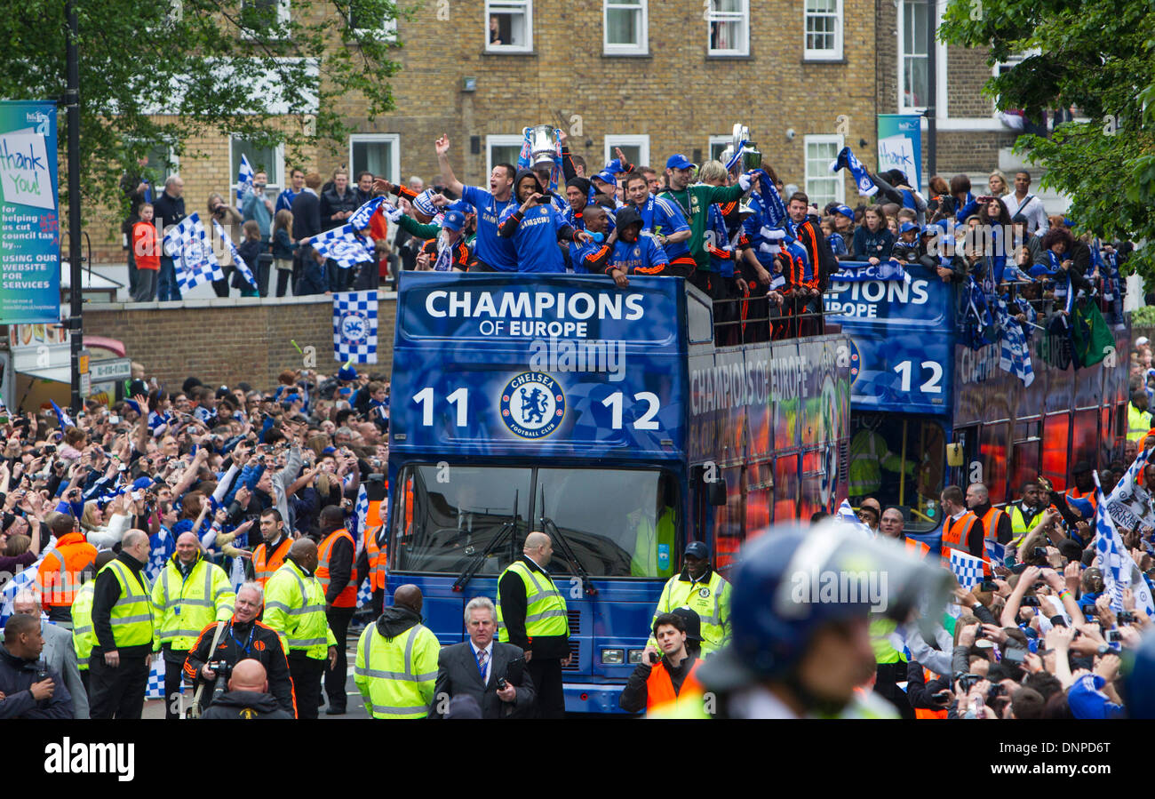 Les joueurs de Chelsea et du personnel l'parade et F une tasse dans un bus à toit ouvert vers le bas la Fulham Road Banque D'Images