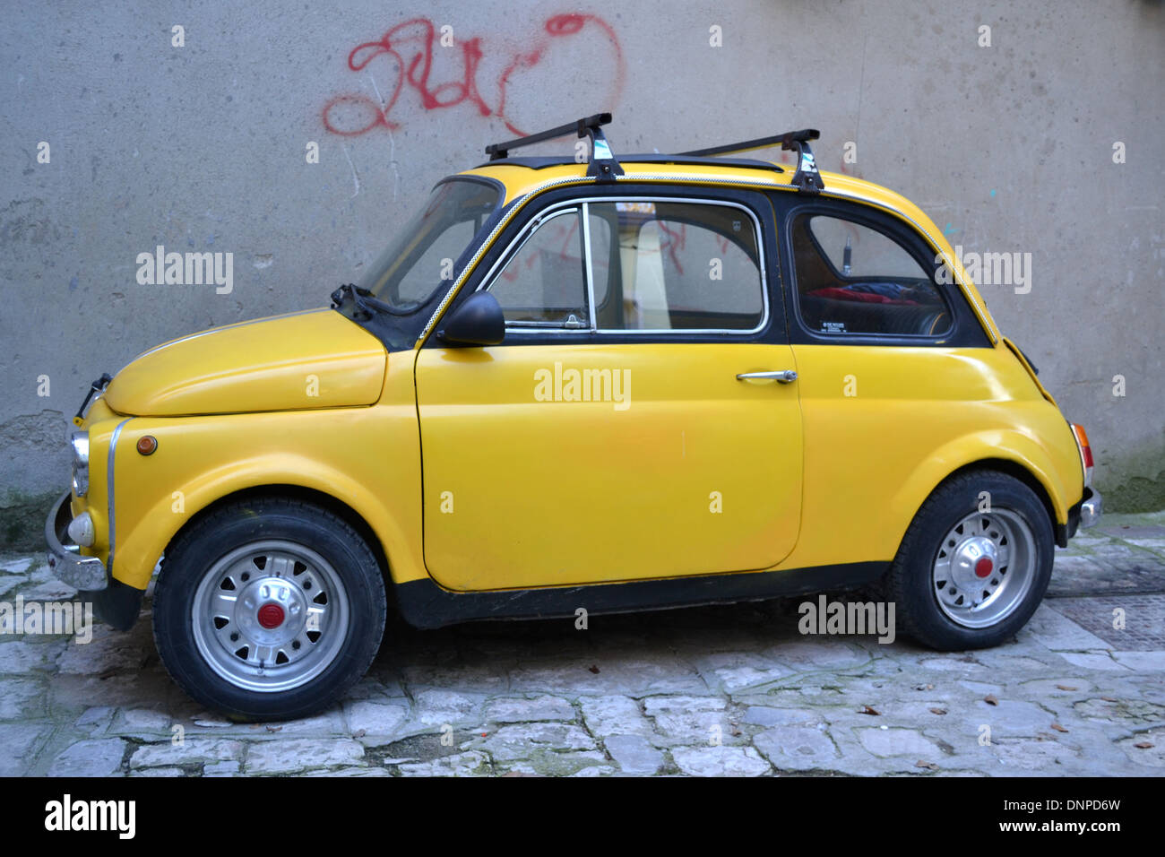 Fiat 500 d'origine, Maratea, Basilicate, Italie du Sud. Banque D'Images