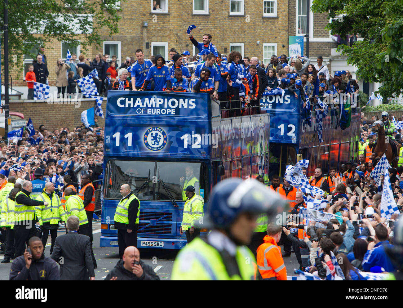 Les joueurs de Chelsea et du personnel l'parade et F une tasse dans un bus à toit ouvert vers le bas la Fulham Road Banque D'Images