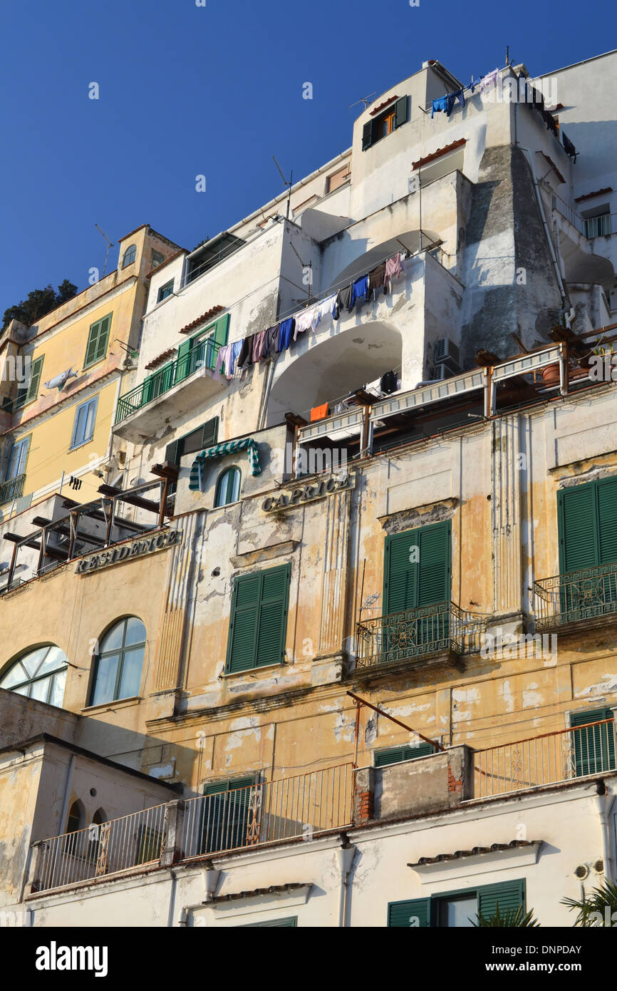 Appartements et le lavage dans la ville d'Amalfi, côte amalfitaine, Italie du Sud. Banque D'Images
