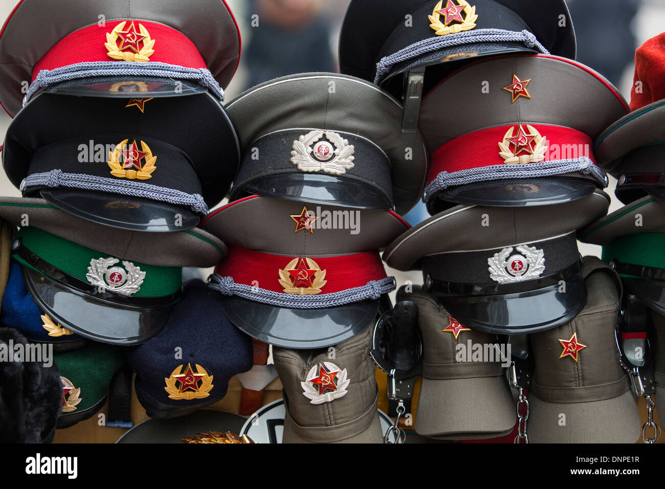 05/12/2013 armée russe des Casquettes et chapeaux de fourrure en vente sur  un étal de marché, Berlin, Allemagne Photo Stock - Alamy