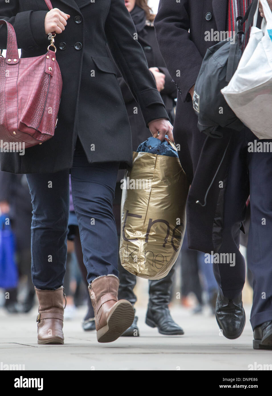 Pieds et Jambes de personnes au travail à pied sur le pont de Londres Banque D'Images