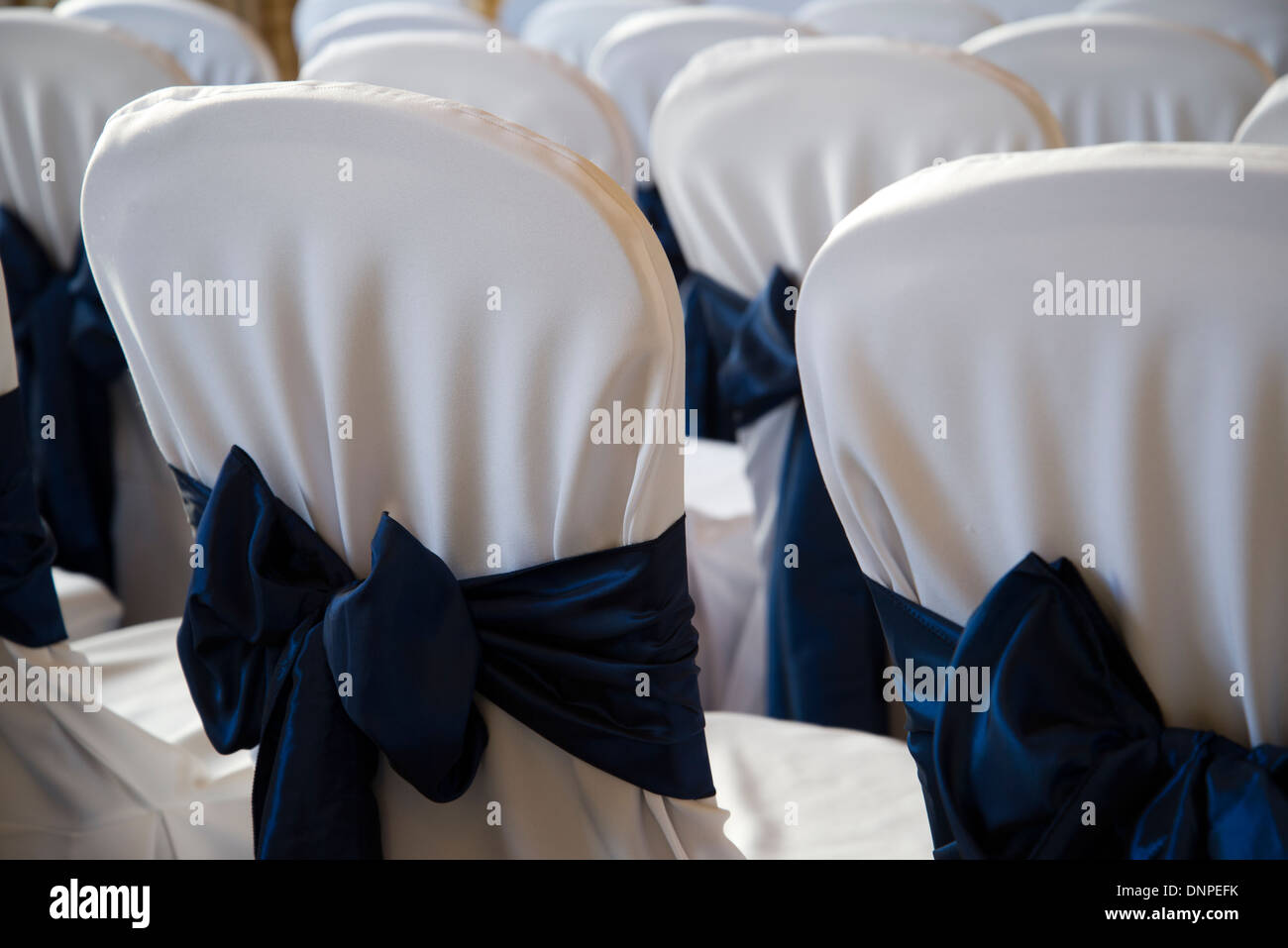 Réception de Mariage dossiers de chaise avec un arc Banque D'Images