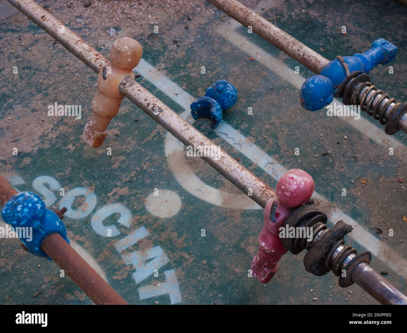 Un vieux, rouillé table de baby-foot. Banque D'Images