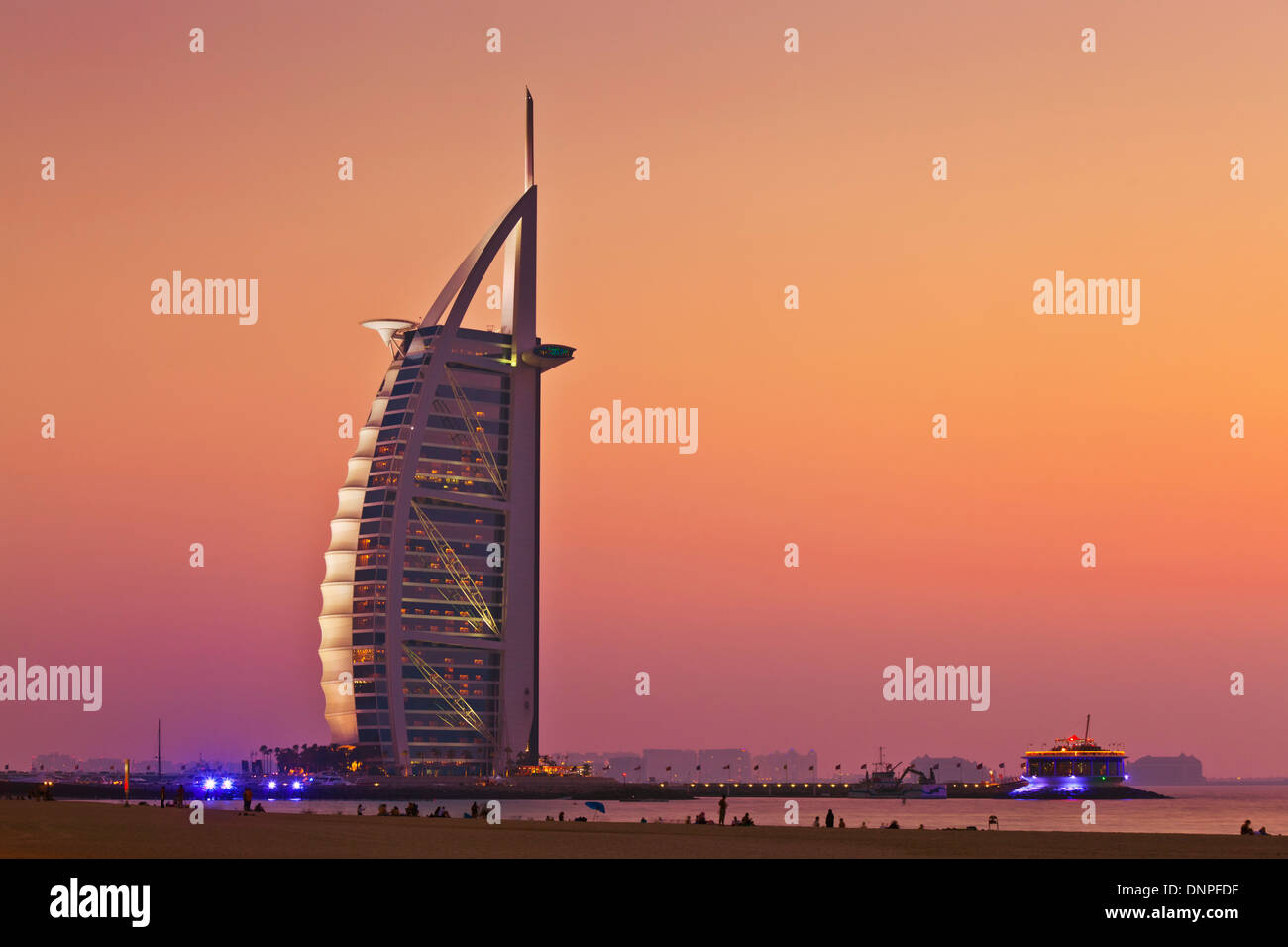 Hôtel Burj al Arab de Dubaï avec coucher du soleil lit up at night Dubai, Émirats arabes unis, ÉMIRATS ARABES UNIS Banque D'Images