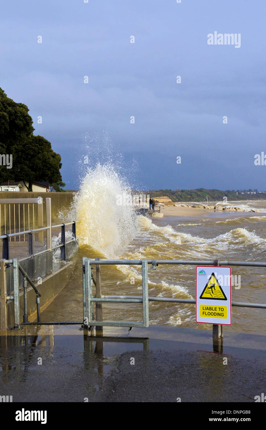 Christchurch, Royaume-Uni. 06Th Jan, 2014. Les ondes de tempête batter la digue à l'entrée de Christchurch Harbour Crédit : Roger Allen Photography/Alamy Live News Banque D'Images