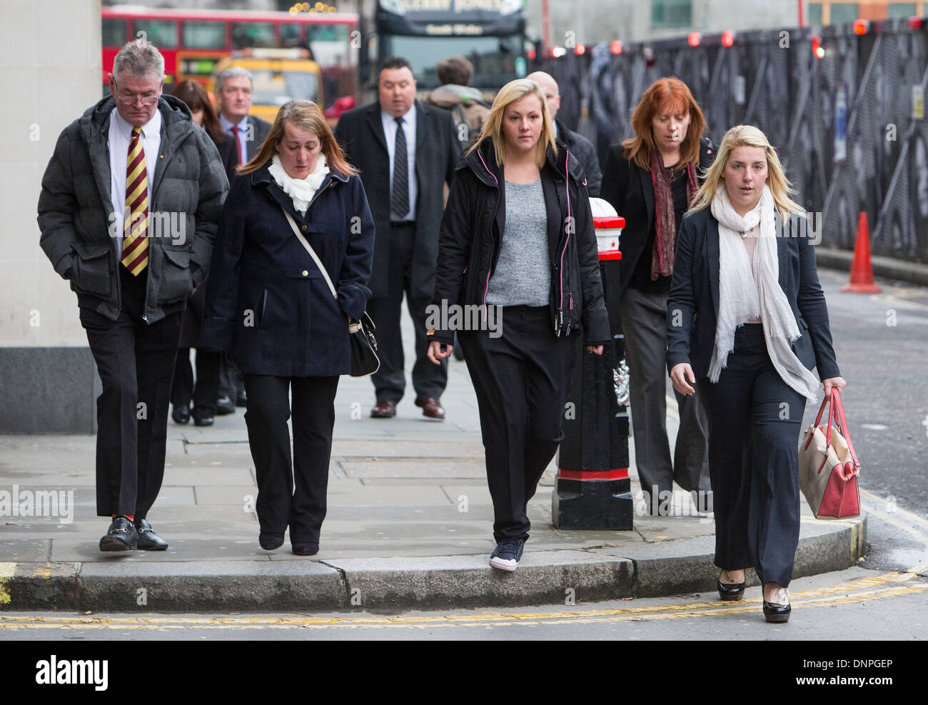 Les amis et la famille de soldat tué Lee Rigby en dehors de l'Old Bailey Banque D'Images