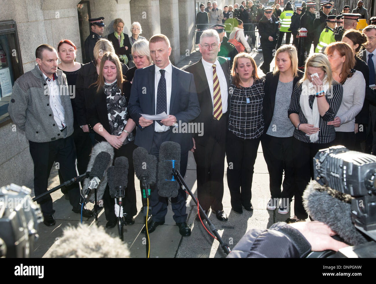 Les amis et la famille de soldat tué Lee Rigby en dehors de l'Old Bailey Banque D'Images