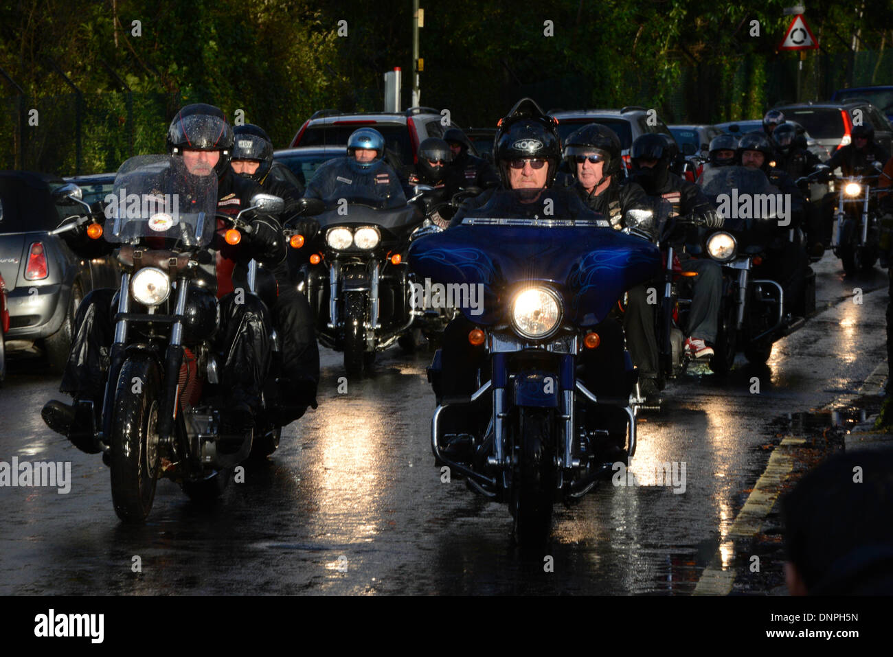 Londres, Royaume-Uni. 06Th Jan, 2014. Le Grand Train Robber Ronnie Biggs envoyer de avec pluie battante autour d'un des centaines de membres de gangs de Eastend formelle, Hell Angel,famille et amis le payer à l'égard dernière Ronnie Biggs au salon funéraire crématorium Golders Green à Londres. 3 janvier 2014, Photo de voir li Crédit : Voir Li/Alamy Live News Banque D'Images