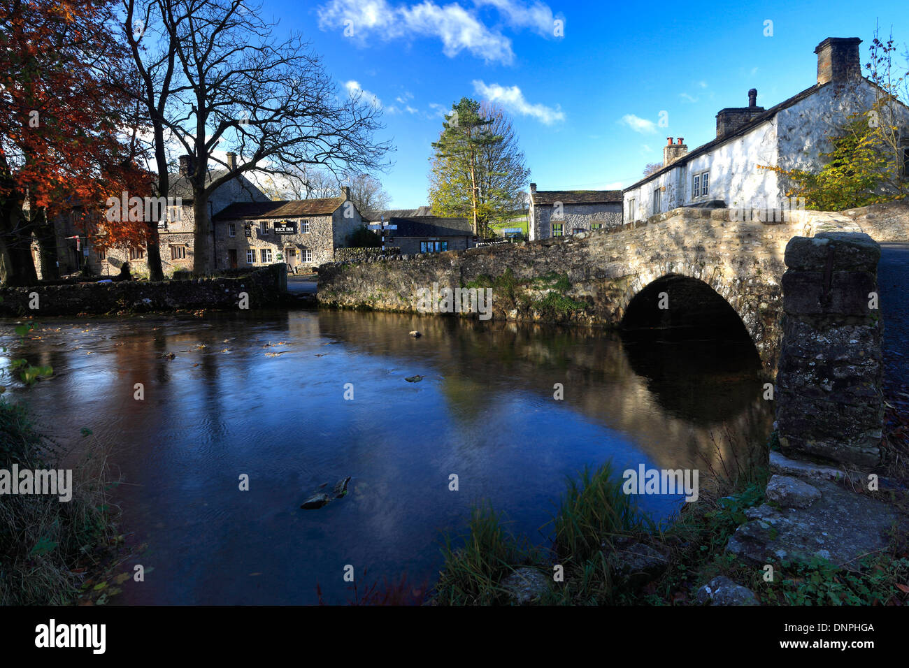 Pont de pierre sur l'automne, Malham Beck, Malham village, Malhamdale, Yorkshire Dales National Park, England, UK Banque D'Images