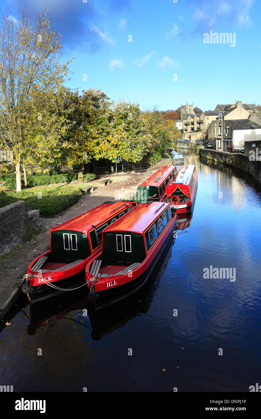 Narrowboats sur le canal de Leeds et Liverpool, dans la ville de Skipton, North Yorkshire, England, UK Banque D'Images